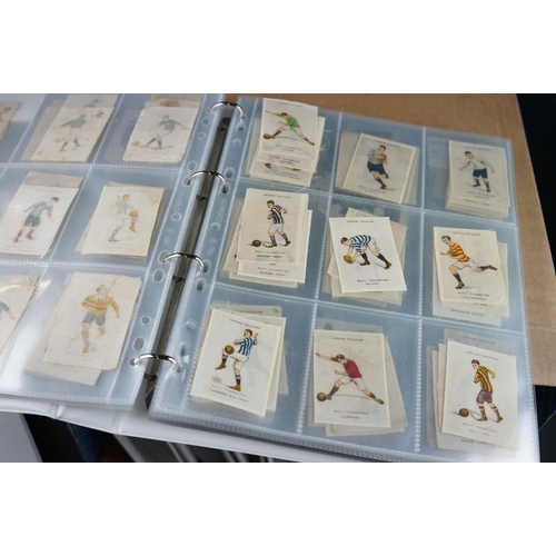 416 - Cigarette cards - Collection of several hundred silks in eight modern binders, nature, sport, milita... 