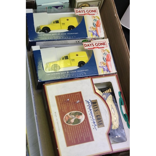 1263 - Collection of boxed and unboxed diecast & plastic models to include 17 boxes examples (featuring 2 x... 