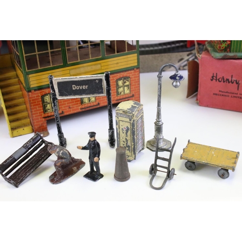 134A - Three boxed Hornby O gauge accessories to include No 2 Signal Cabin, A818 Platelayers Hut and No 7 W... 