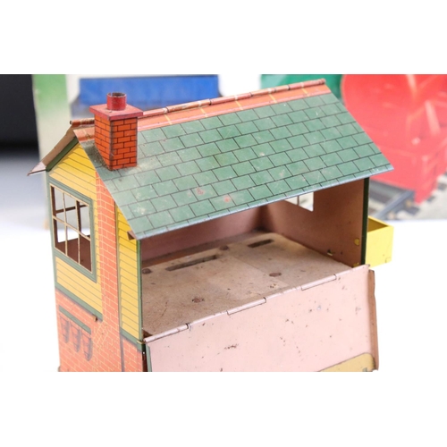 134A - Three boxed Hornby O gauge accessories to include No 2 Signal Cabin, A818 Platelayers Hut and No 7 W... 