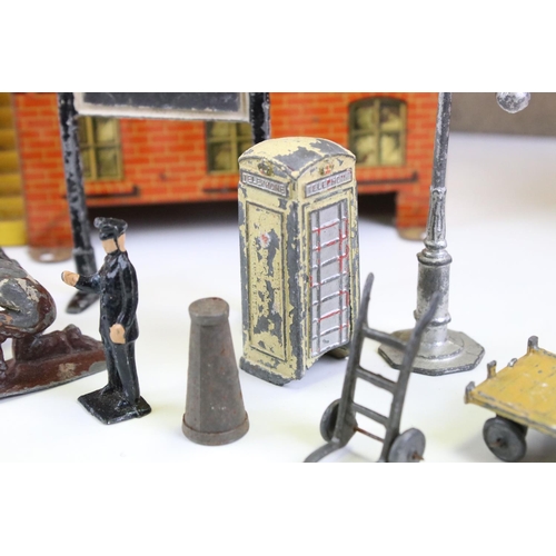 134A - Three boxed Hornby O gauge accessories to include No 2 Signal Cabin, A818 Platelayers Hut and No 7 W... 