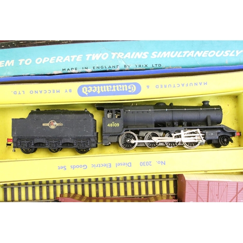 104A - Boxed Hornby Dublo 2030 Set with 2-8-0 BR locomotive in black livery and 6 x items of rolling stock ... 