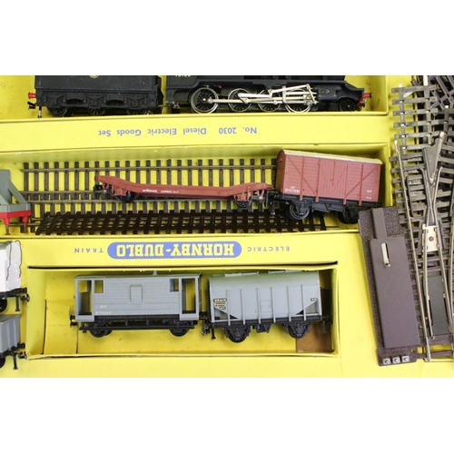 104A - Boxed Hornby Dublo 2030 Set with 2-8-0 BR locomotive in black livery and 6 x items of rolling stock ... 