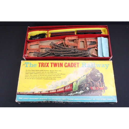 104A - Boxed Hornby Dublo 2030 Set with 2-8-0 BR locomotive in black livery and 6 x items of rolling stock ... 