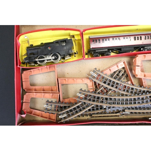 104A - Boxed Hornby Dublo 2030 Set with 2-8-0 BR locomotive in black livery and 6 x items of rolling stock ... 