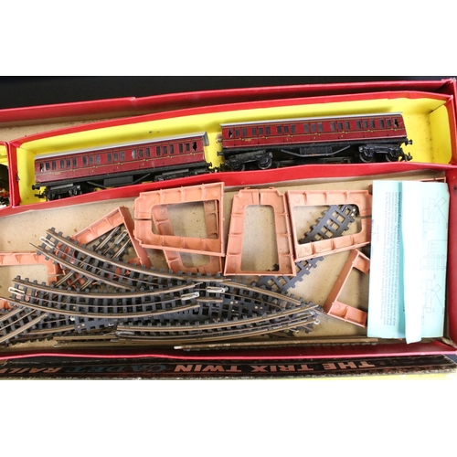 104A - Boxed Hornby Dublo 2030 Set with 2-8-0 BR locomotive in black livery and 6 x items of rolling stock ... 