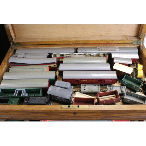 136A - Collection of OO gauge model railway to include 6 x locomotives (4 x Triang, 2 x TTR), 26 x unboxed ... 