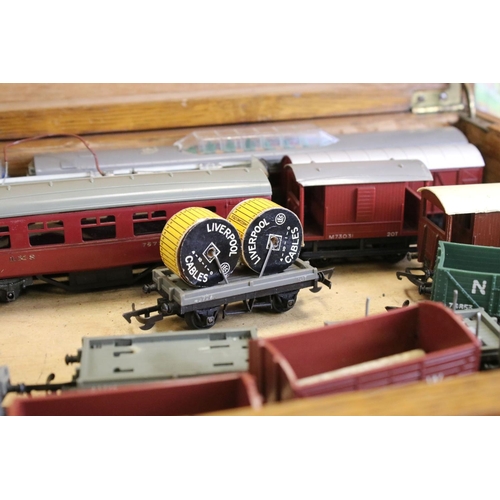 136A - Collection of OO gauge model railway to include 6 x locomotives (4 x Triang, 2 x TTR), 26 x unboxed ... 