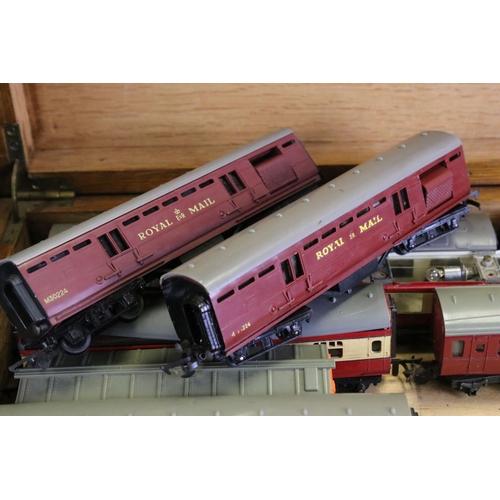 136A - Collection of OO gauge model railway to include 6 x locomotives (4 x Triang, 2 x TTR), 26 x unboxed ... 