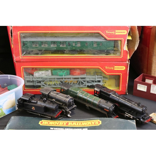 136A - Collection of OO gauge model railway to include 6 x locomotives (4 x Triang, 2 x TTR), 26 x unboxed ... 