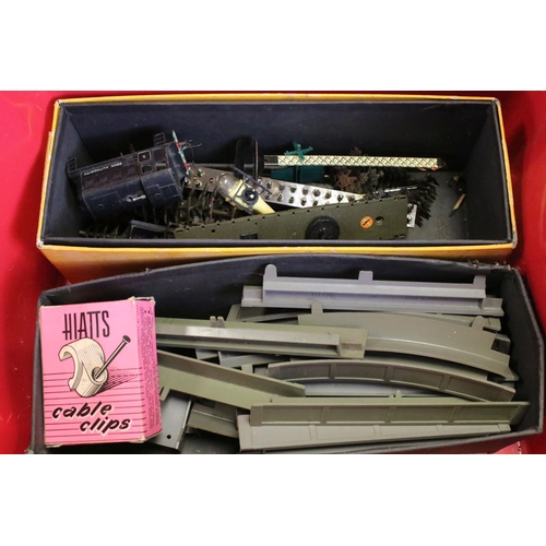 136A - Collection of OO gauge model railway to include 6 x locomotives (4 x Triang, 2 x TTR), 26 x unboxed ... 