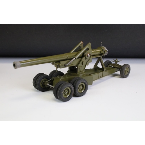 1351 - Boxed Britains No 2064 155mm Gun model with 4 x shells, diecast vg with some paint wear, with instru... 