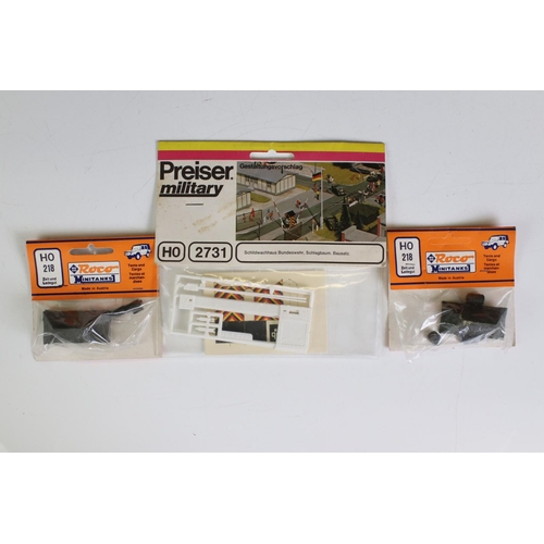 148 - Around 28 carded/bagged and unopened Roco HO gauge plastic military figures and models