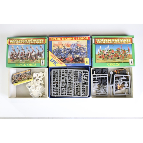 164 - Games Workshop / Fantasy Gaming - Collection of metal and plastic figures and accessories contained ... 