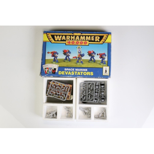 164 - Games Workshop / Fantasy Gaming - Collection of metal and plastic figures and accessories contained ... 