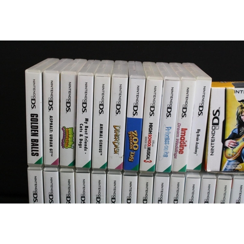 384 - Gaming - 32 Cased Nintendo DS games to include Zoo Tycoon, Moshi Monsters, Golden Balls, Nancy Drew,... 