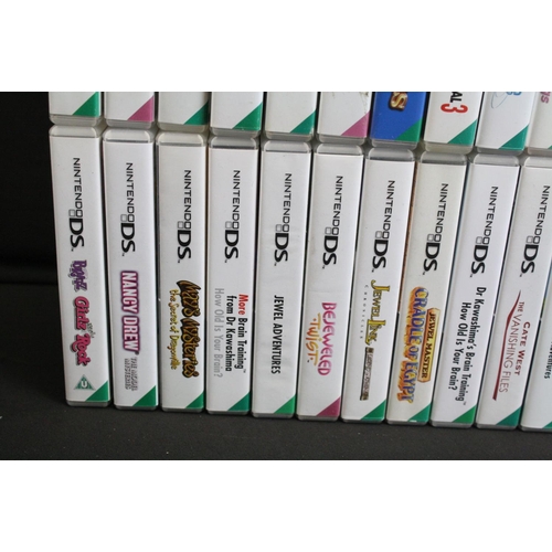 384 - Gaming - 32 Cased Nintendo DS games to include Zoo Tycoon, Moshi Monsters, Golden Balls, Nancy Drew,... 