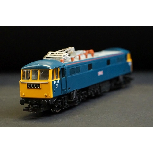 1 - Four boxed Hornby OO gauge locomotives to include R360 BR Class 86/2 Electric Phoenix, R309 BR Class... 