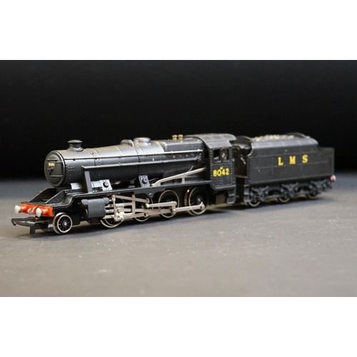 6 - Two boxed Wrenn OO gauge locomotives to include W2226 4-6-2 City of London and W2225 2-8-0 Freight L... 