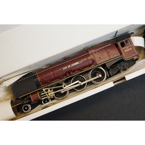 6 - Two boxed Wrenn OO gauge locomotives to include W2226 4-6-2 City of London and W2225 2-8-0 Freight L... 