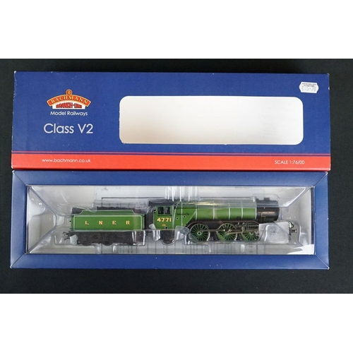 30 - Two boxed Bachmann OO gauge locomotives to include 31550B Class V2 4771 Green Arrow LNER Doncaster G... 