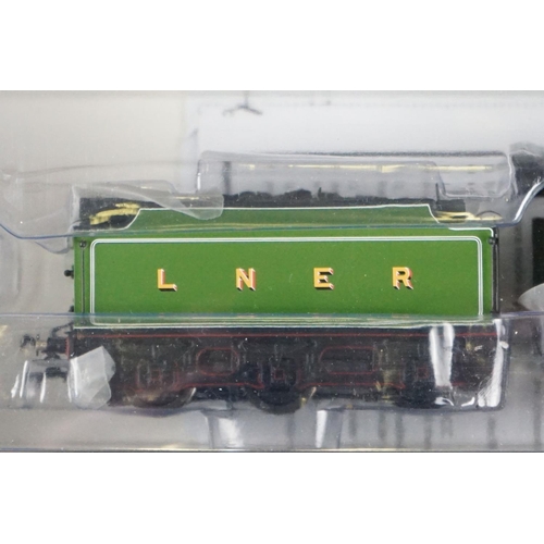 30 - Two boxed Bachmann OO gauge locomotives to include 31550B Class V2 4771 Green Arrow LNER Doncaster G... 