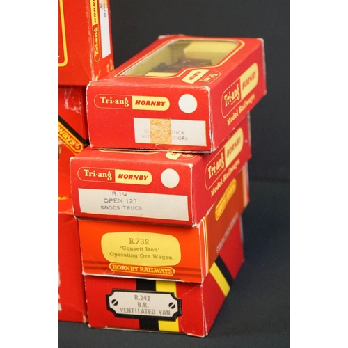 70 - 32 Boxed Hornby / Triang OO gauge items of rolling stock, mainly coaches, includes R739 Breakdown Cr... 