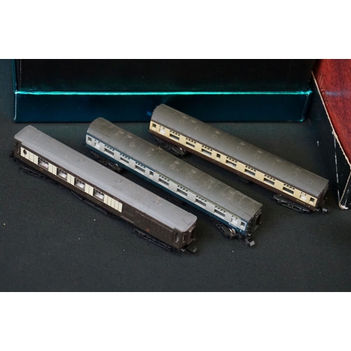 87 - Around 50 N gauge items of rolling stock featuring coaches, vans and wagons to include Lima, Grafar,... 