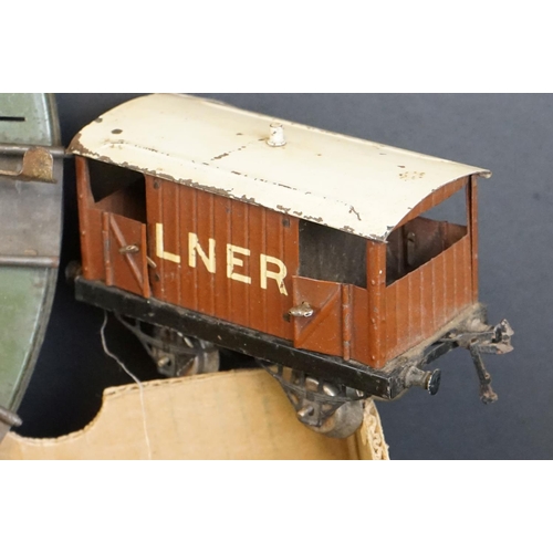 92 - Quantity of Hornby O gauge model railway to include LMS 4-4-0 locomotive in maroon with tender, LNER... 