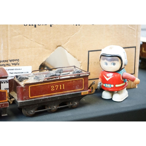 92 - Quantity of Hornby O gauge model railway to include LMS 4-4-0 locomotive in maroon with tender, LNER... 