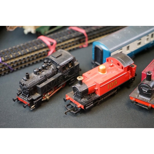 93 - Quantity of OO gauge model railway to include 11 x coaches featuring Mainline, Airfix and Hornby, 4 ... 