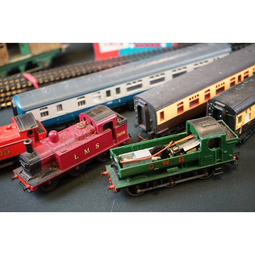 93 - Quantity of OO gauge model railway to include 11 x coaches featuring Mainline, Airfix and Hornby, 4 ... 