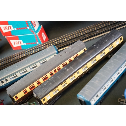 93 - Quantity of OO gauge model railway to include 11 x coaches featuring Mainline, Airfix and Hornby, 4 ... 