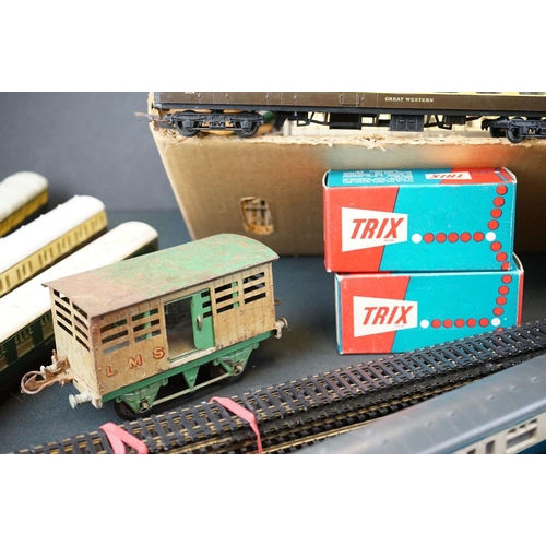 93 - Quantity of OO gauge model railway to include 11 x coaches featuring Mainline, Airfix and Hornby, 4 ... 