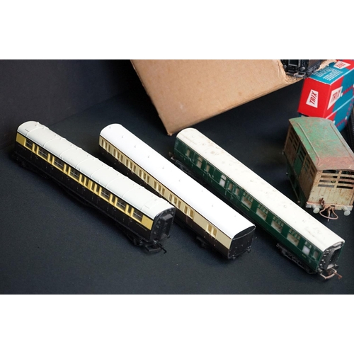 93 - Quantity of OO gauge model railway to include 11 x coaches featuring Mainline, Airfix and Hornby, 4 ... 