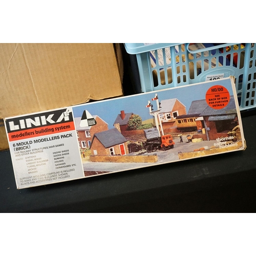 100 - Quantity of OO gauge model railway to include trackside buildings, boxed Linka 6 Mould Modellers Pac... 