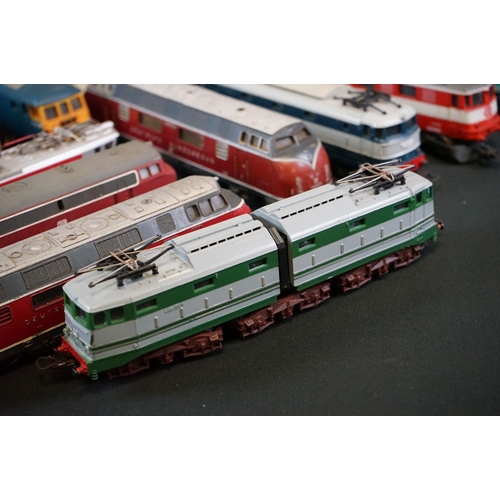 121 - 21 HO / OO gauge locomotives to include Jouef, Lima, Roco, RSO, AHM etc