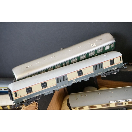 124 - 40 OO gauge items of rolling stock, mainly coaches featuring Airfix, Lima, Triang, etc