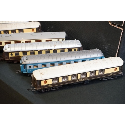 124 - 40 OO gauge items of rolling stock, mainly coaches featuring Airfix, Lima, Triang, etc