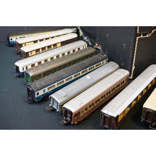 124 - 40 OO gauge items of rolling stock, mainly coaches featuring Airfix, Lima, Triang, etc