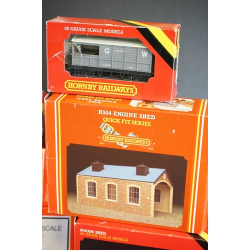 125 - Quantity of OO gauge model railway to include boxed Hornby R689 GWR Freight set (box containing loco... 