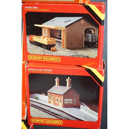 125 - Quantity of OO gauge model railway to include boxed Hornby R689 GWR Freight set (box containing loco... 