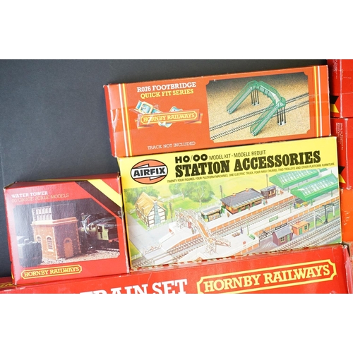 125 - Quantity of OO gauge model railway to include boxed Hornby R689 GWR Freight set (box containing loco... 