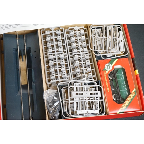 126 - 26 Boxed Hornby OO gauge items of rolling stock to include R739 Operating 75 ton Breakdown Crane wit... 