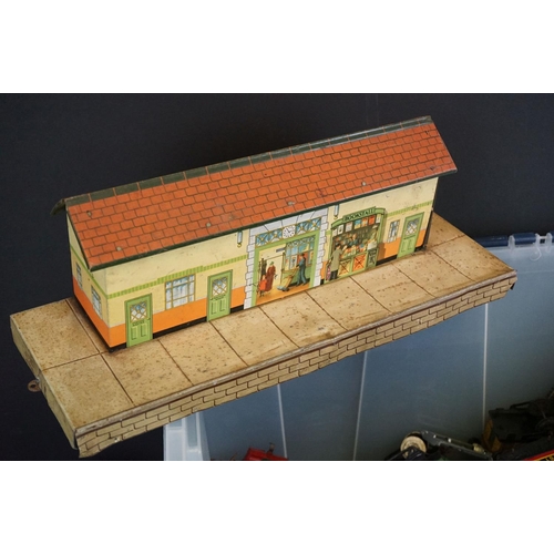 130 - Quantity of O gauge model to include around 36 x items of rolling stock, platform building with book... 