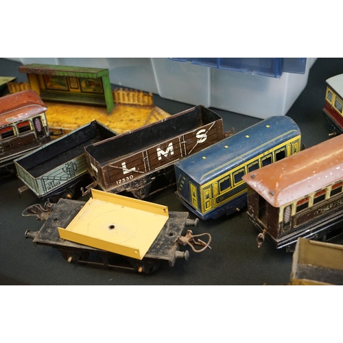 130 - Quantity of O gauge model to include around 36 x items of rolling stock, platform building with book... 