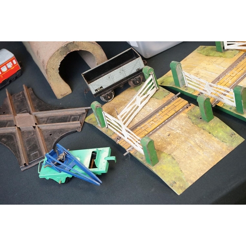 130 - Quantity of O gauge model to include around 36 x items of rolling stock, platform building with book... 