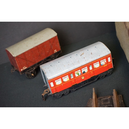 130 - Quantity of O gauge model to include around 36 x items of rolling stock, platform building with book... 