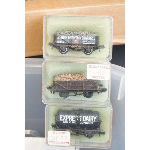 133 - Quantity of N gauge model railway to include 18 x items of rolling stock, plastic trackside building... 