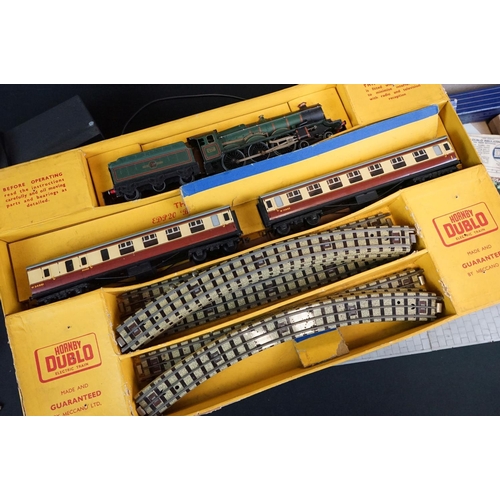 135 - Quantity of Hornby Dublo model railway to include boxed train set with Cardiff Castle locomotive, 5 ... 